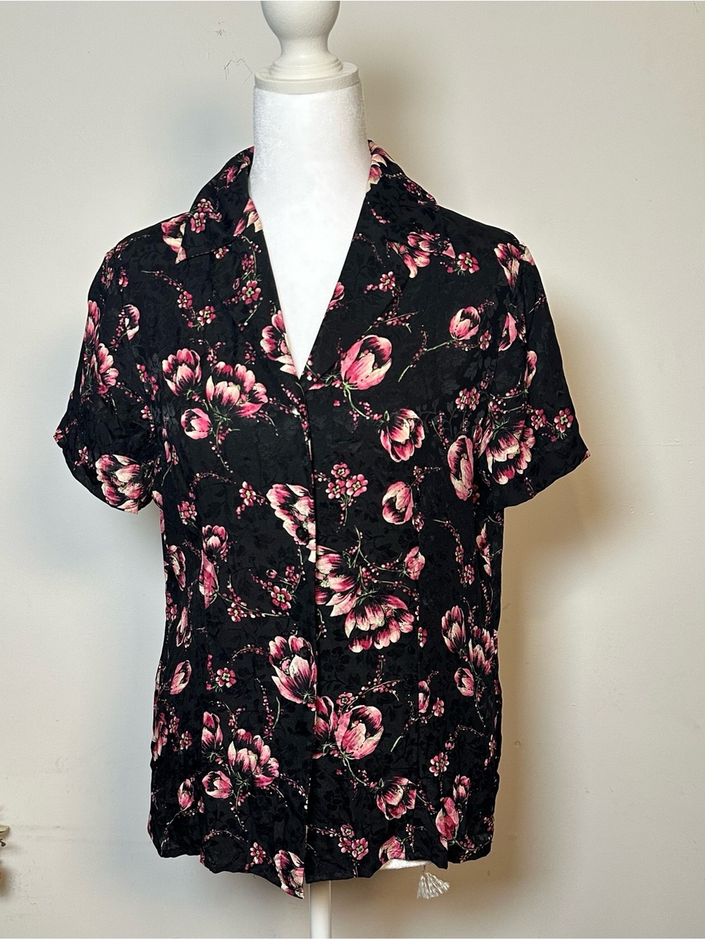 Jones New York Women’s Silk Textured Black Blouse with Pink Floral Print Size 8